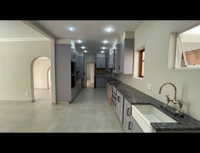 5 BEDROOM HOUSE FOR SALE IN WATERKLOOF HEIGHTS
